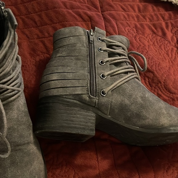 Women’s 9.5 ankle boots gray suede feel. Side zipper lace up front for fit - Picture 2 of 8